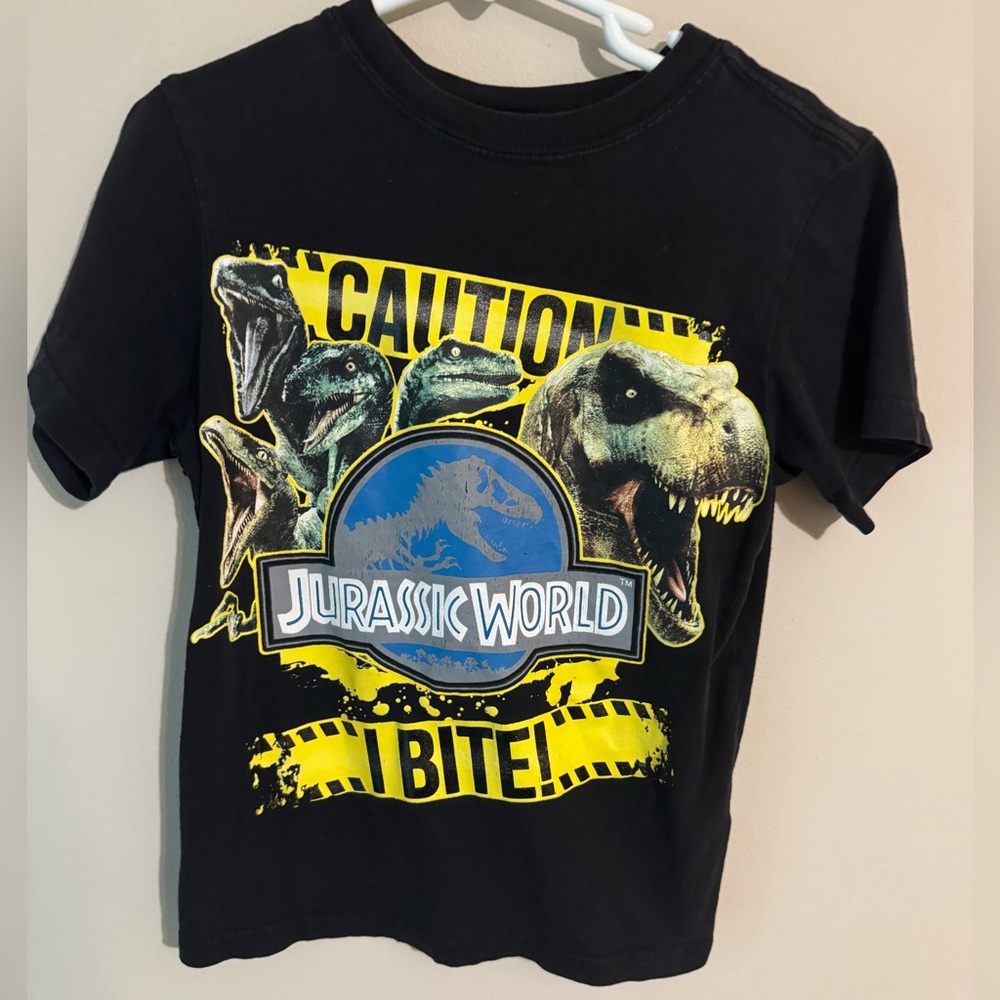 🦖5/$15 Boys Size XS(4) Jurassic World Dominion Black Short Sleeve Shirt